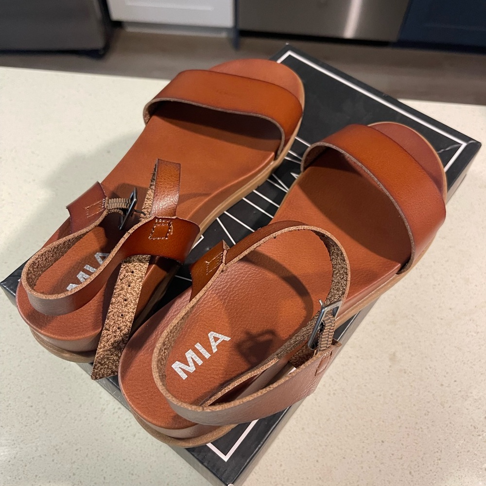 BRAND NEW COGNAC SANDALS